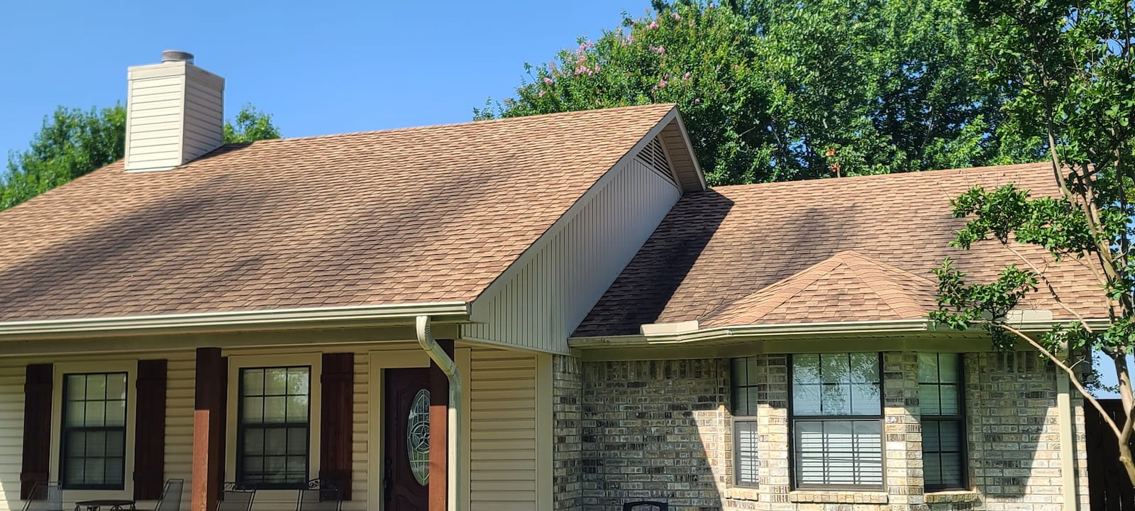 Dirty roof with black streaks and algae before roof cleaning in Corsicana TX