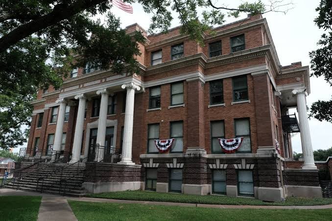 Historic courthouse building in Fairfield, TX
